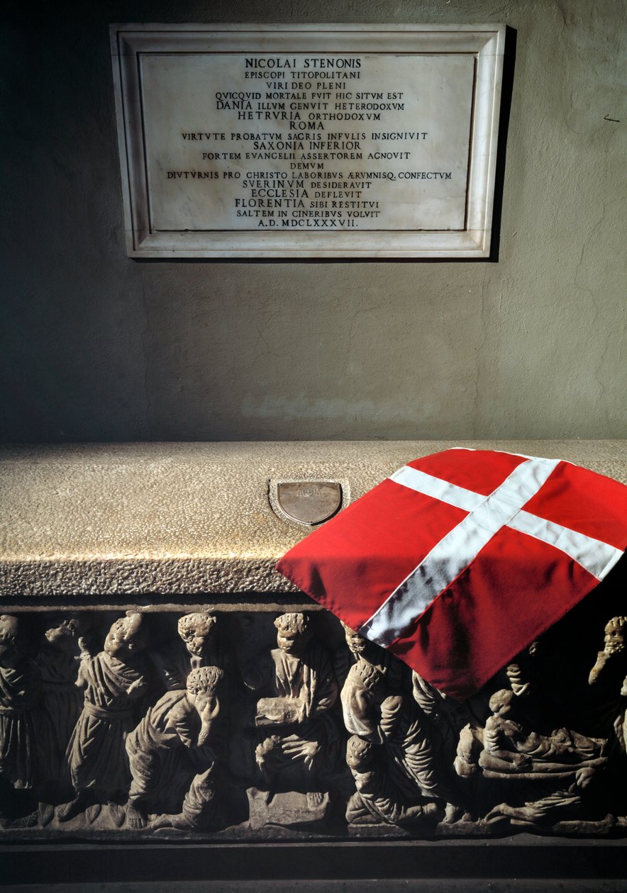 Římský sarkofág použitý jako hrobka Niccolo Stensena (Niels Stensen nebo Steensen) (1638-1686) anatom a geolog (římský sarkofág použitý jako hrobka Stensena (Nicolai Steno)) Florencie, kostel San Lorenzo (kostel sv. Vavřince) Itálie od Roman Roman