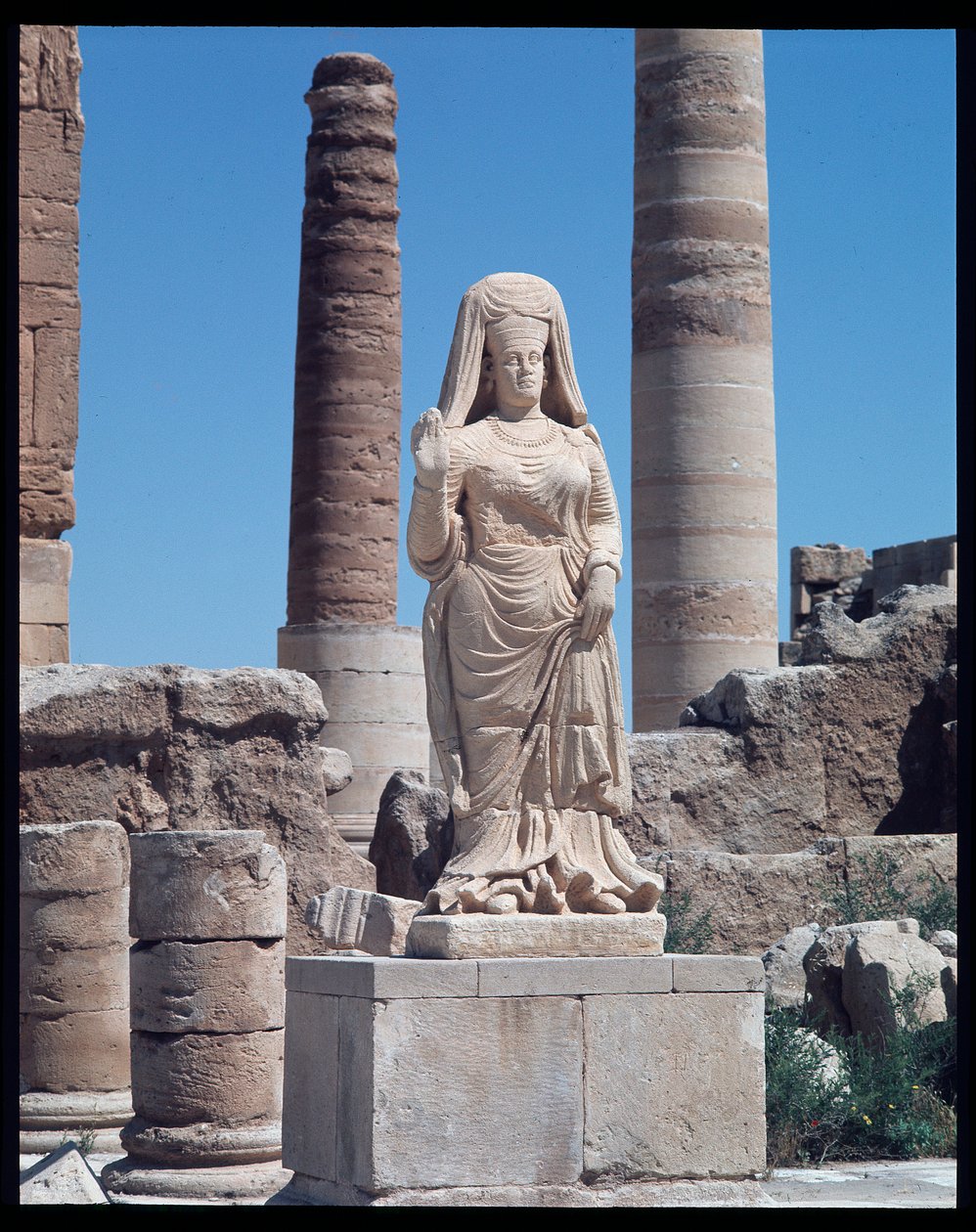 Ruiny se sochou Abu Bint Damion (1. století našeho letopočtu) od Roman Roman