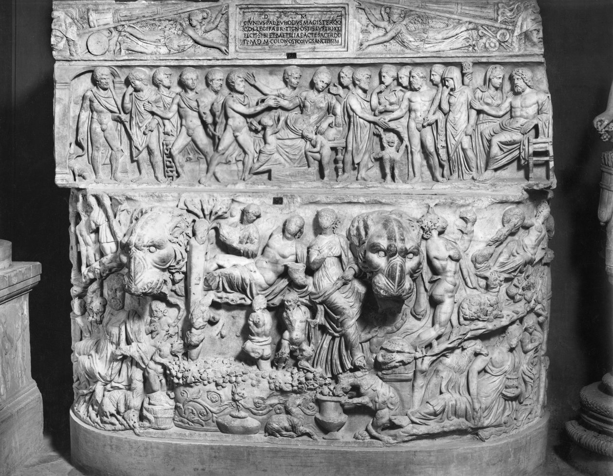 Sarkofág zobrazující smrt Alcestise (mramor) (černobílá fotografie) od Roman Roman