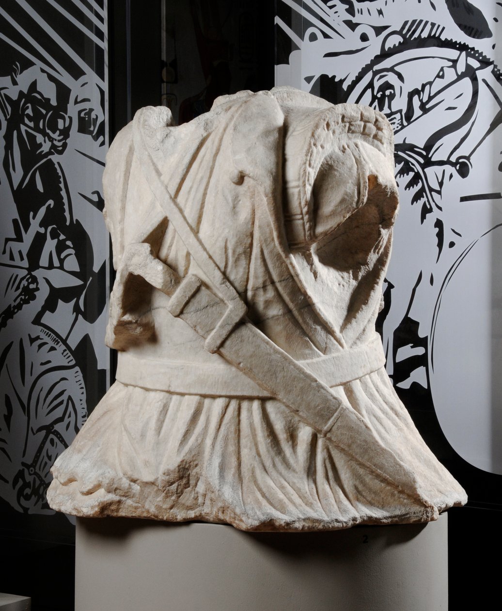 Vyřezávané torzo kavaleristy (mramor) (viz také 371177) od Roman Roman