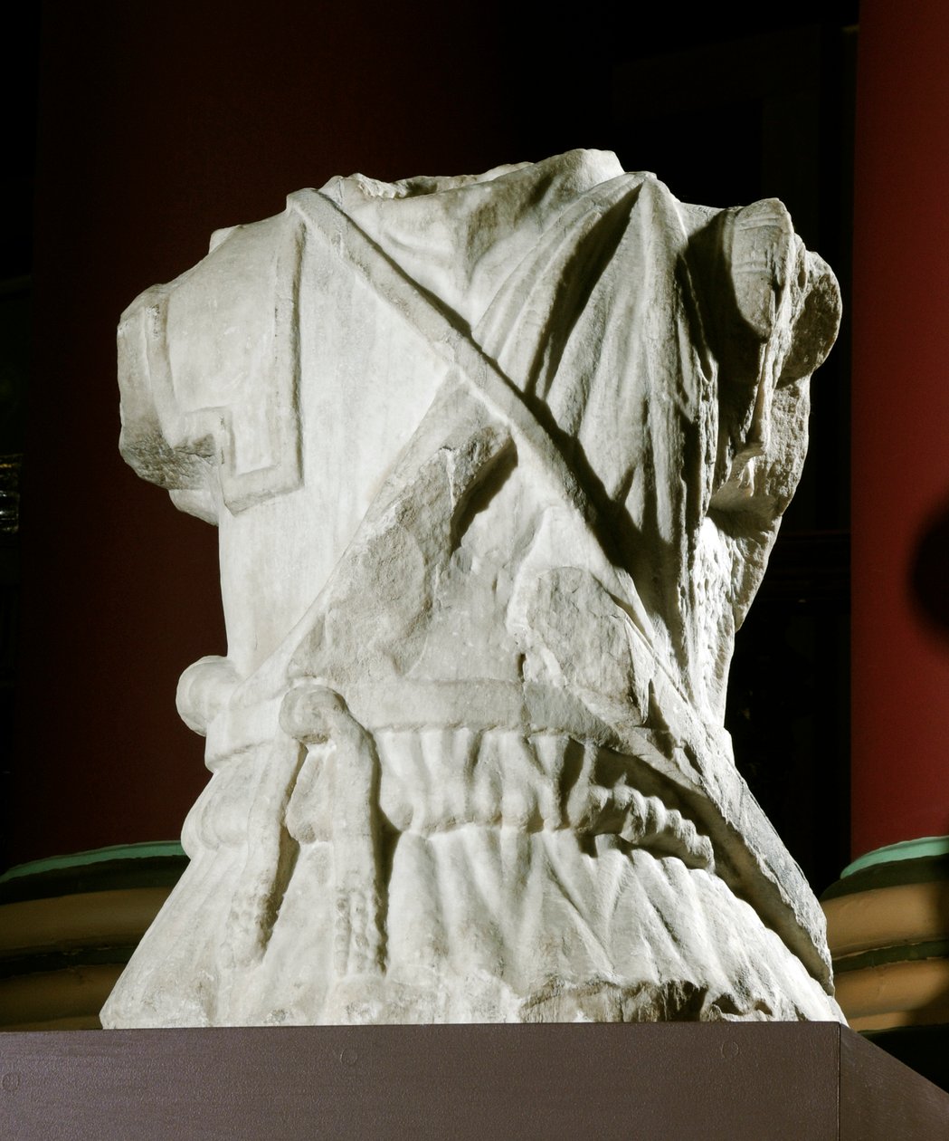 Vyřezávané torzo kavaleristy (mramor) (viz také 371179) od Roman Roman