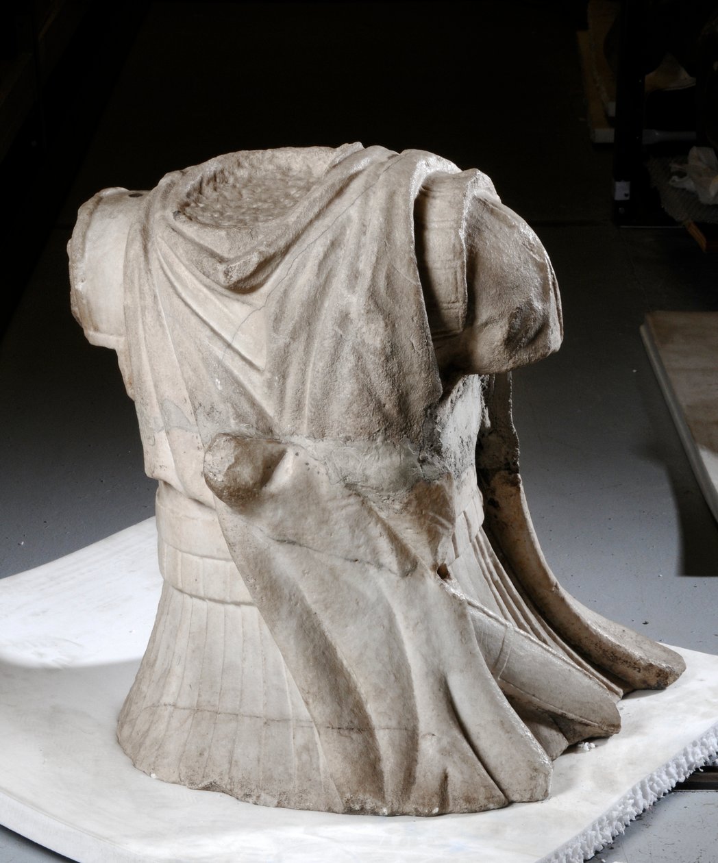 Vyřezávané torzo kavaleristy s těžkým opotřebovaným pláštěm (mramor) od Roman Roman