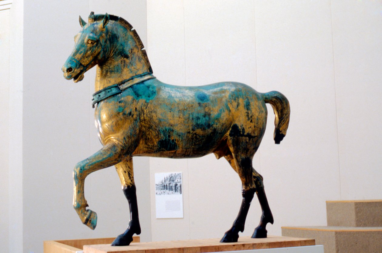 Socha jednoho ze čtyř vítězných quadriga koní San Marco (bronz) od Roman Roman