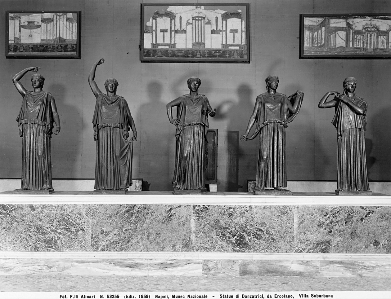 Sochy tanečníků. Vystaveno z předměstské vily Herculaneum od Roman Roman