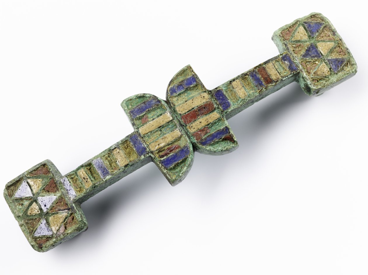 Spojka s horním povrchem s červeným, modrým a žlutým smaltem z římské legionářské pevnosti v Inchtuthil, Caputh, Perthshire (bronz a smalt) od Roman Roman