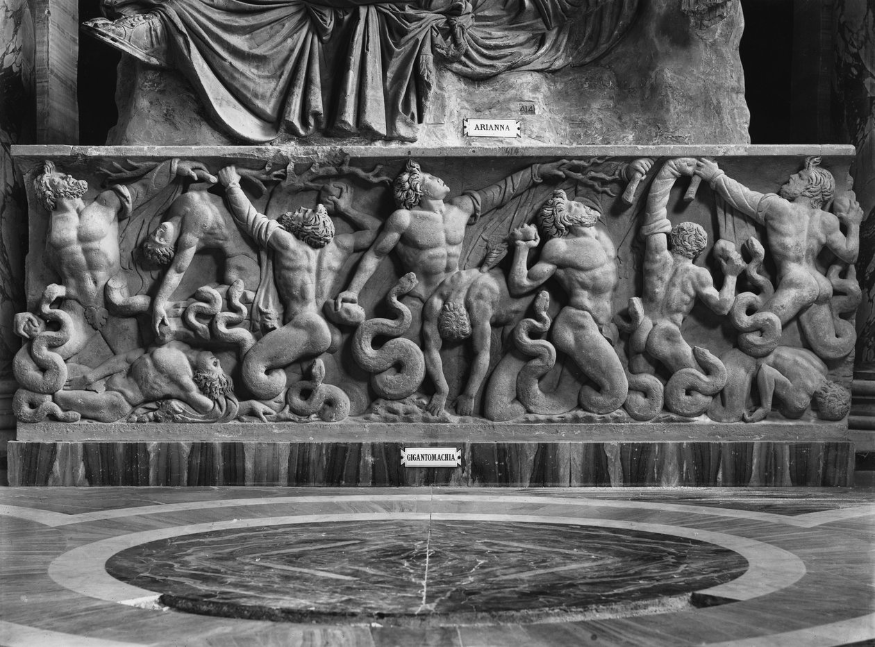 The Giants, detail reliéfu zobrazujícího Ariane a gigantomachy (mramor) (č/b foto) od Roman Roman