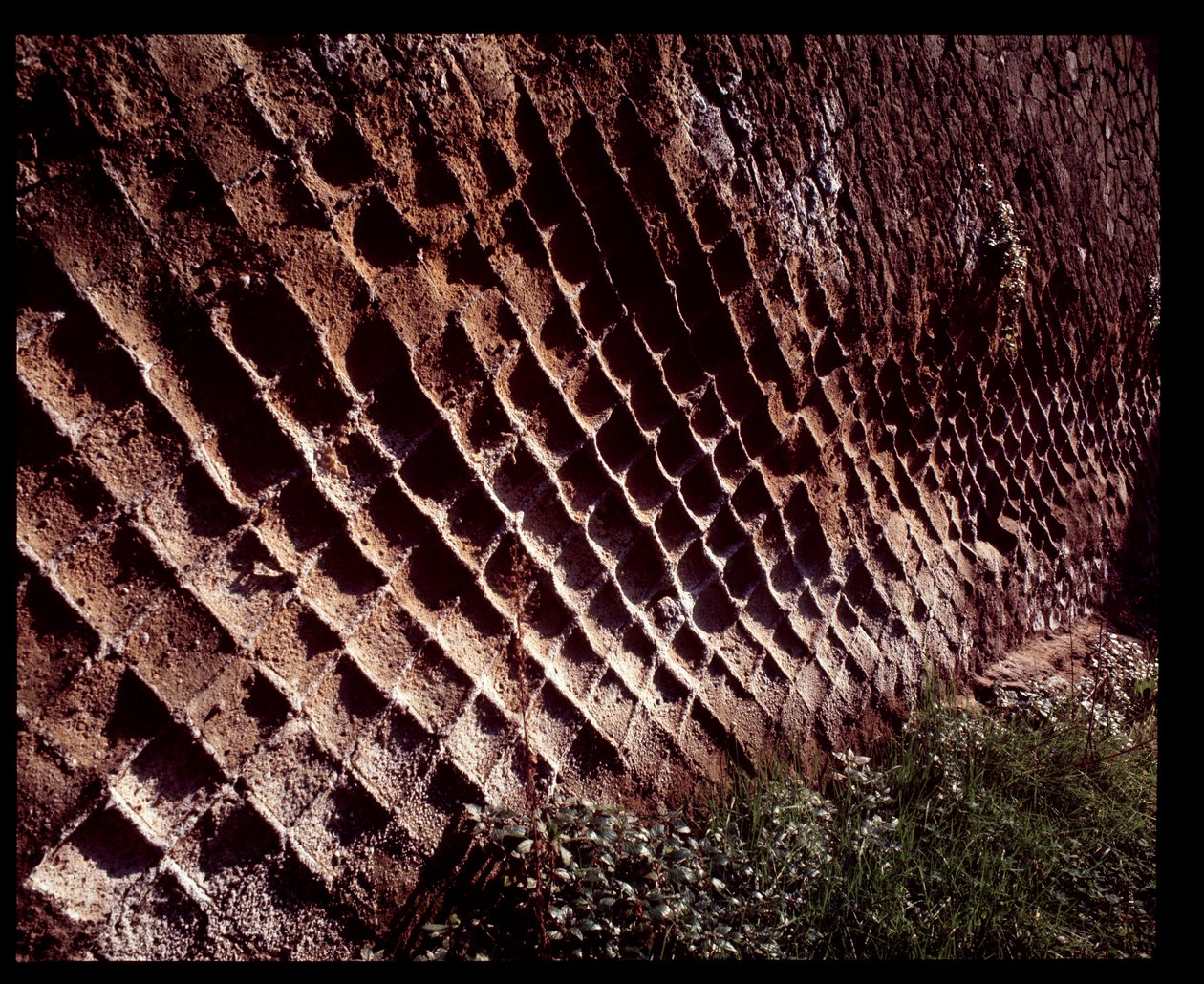 Pohled na zdi postavené stavební technikou opus reticulatum, 5. století před naším letopočtem – 1. století našeho letopočtu od Roman Roman