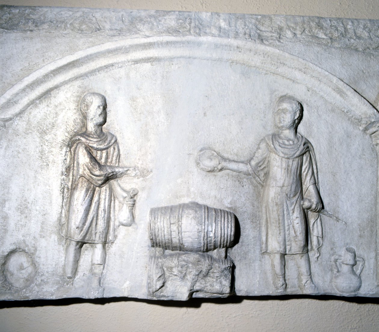 Znamení obchodníka s vínem v římských dobách. Muzeum Ostia (Ostia) od Roman Roman