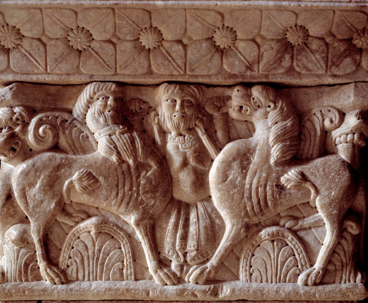 Kentaur a lev, vyřezávaný kapitál na tribuně převorství od Romanesque