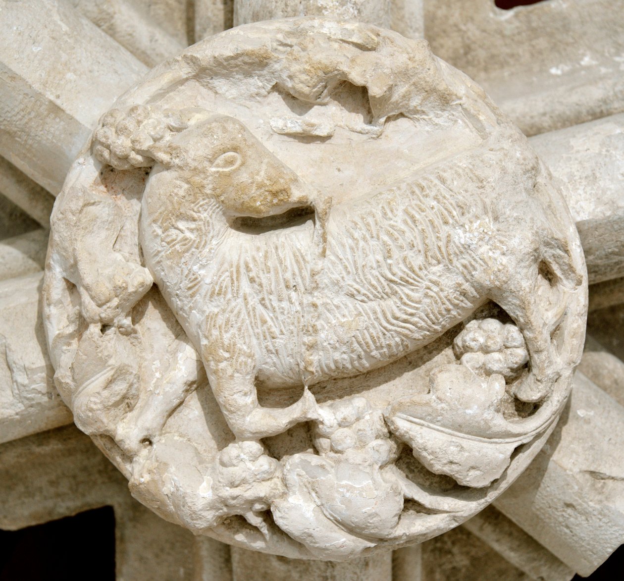Beránek, detail klenby kaple Saint Laurent (Saint-Laurent), zmizel na několik let a původně se nacházel nad cisterciáckým opatstvím Fontenay (opatství Fontenay, Burgundsko, Francie: detail základního kamene představujícího beránka) od Romanesque