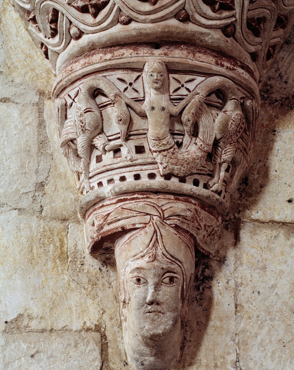 Mořská panna, vyřezávané hlavní město kněžiště od Romanesque