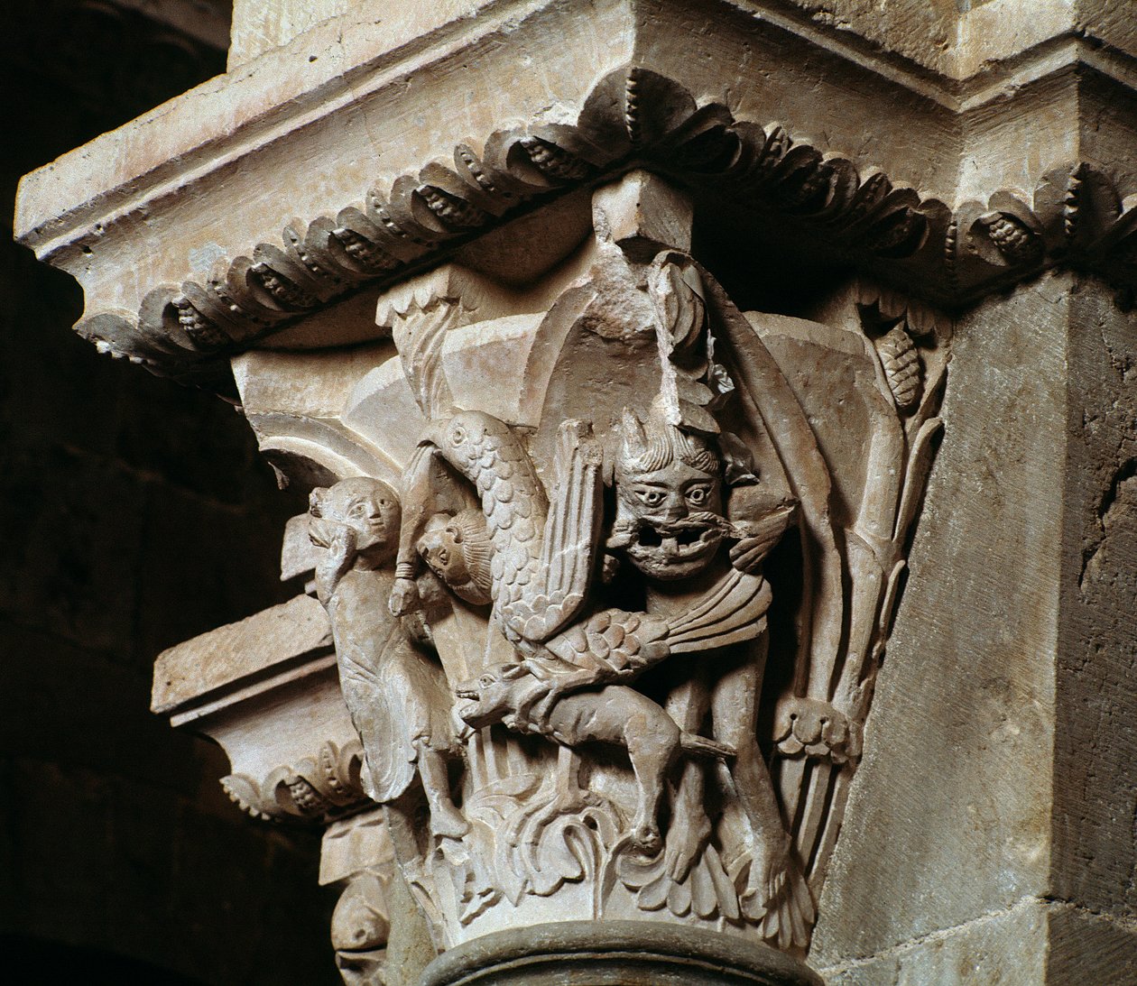 Únos Ganymeda (vyřezaný kapitál) od Romanesque