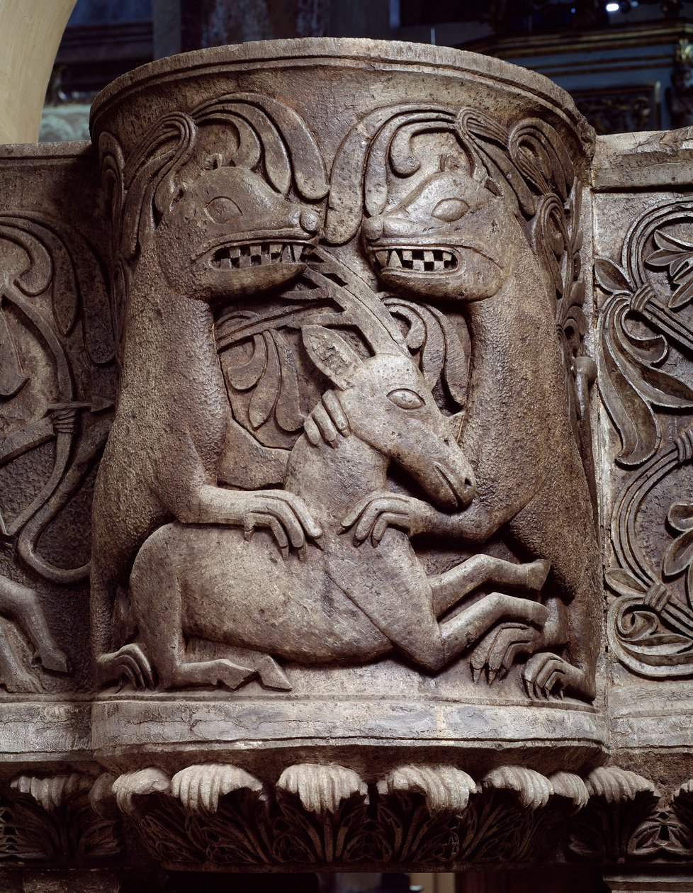 Boj zvířat, detail ambony kazatelny, reliéf od Romanesque