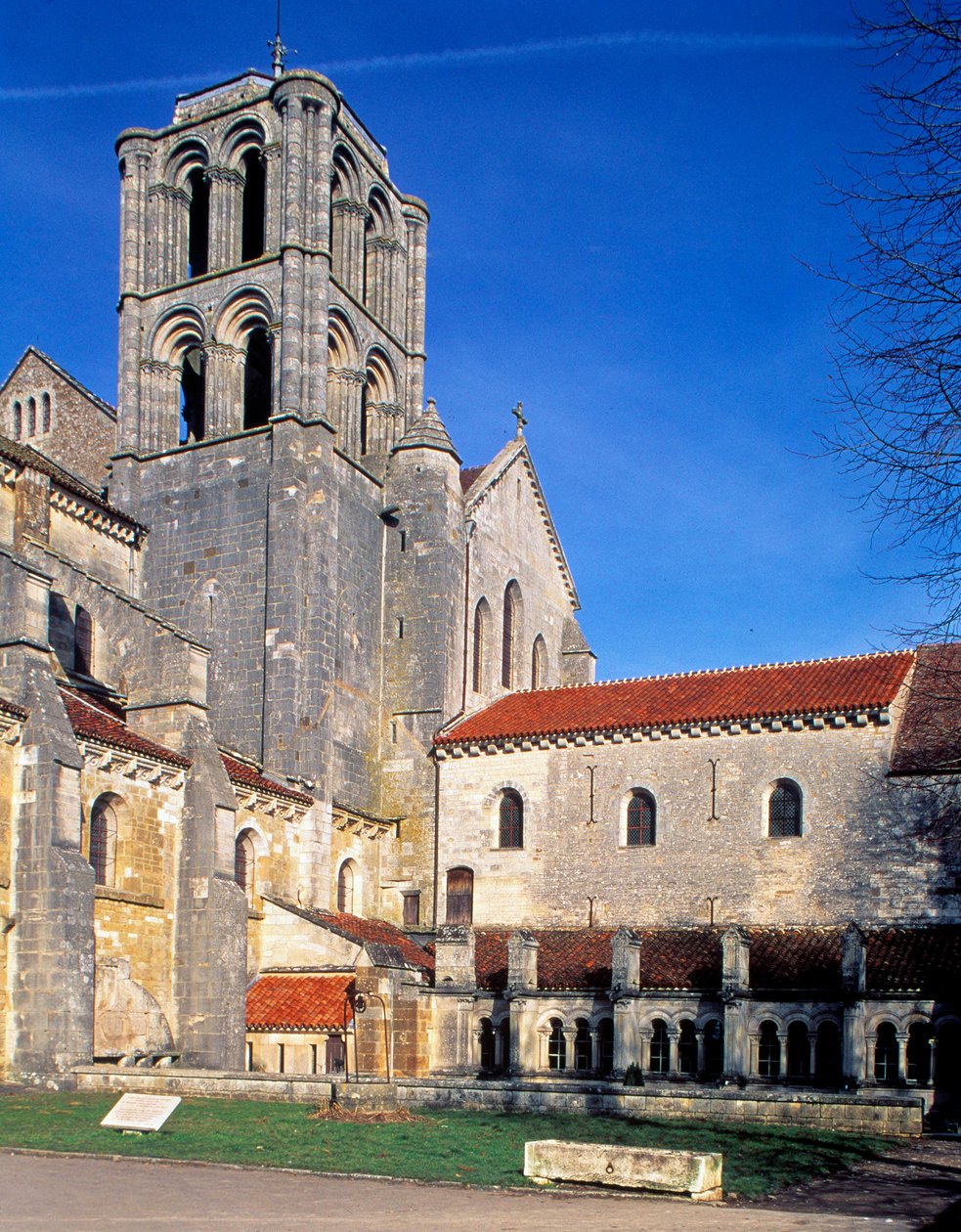 Bazilika Vezelay (Yonne, Burgundsko), pohled zvenčí od Romanesque