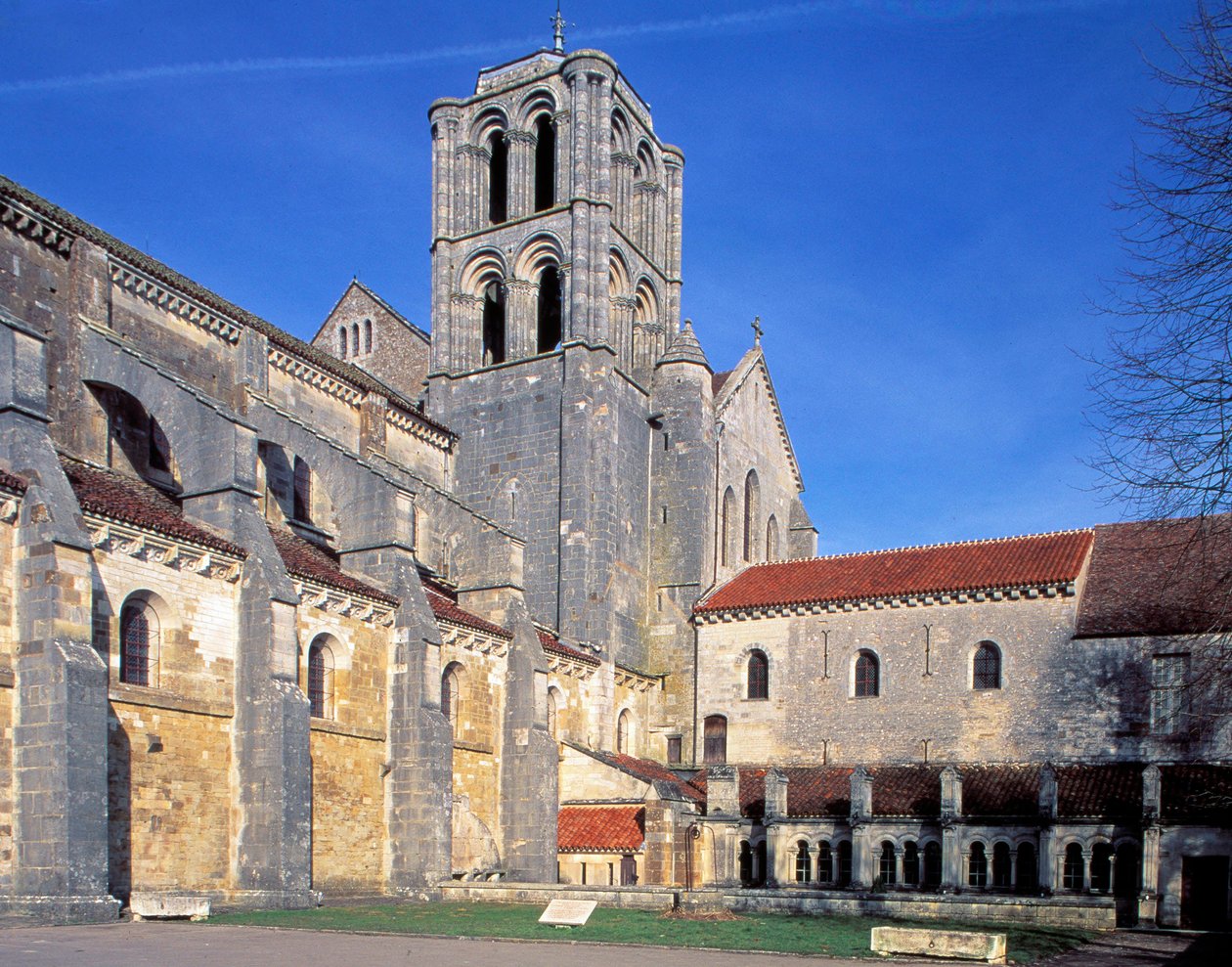 Bazilika Vezelay (Yonne, Burgundsko), pohled zvenčí od Romanesque