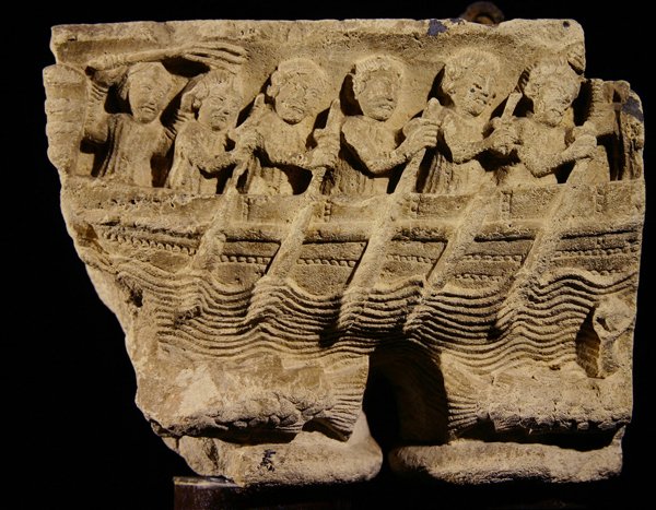 Kapitál na dvou sloupcích zobrazujících veslaře na lodi od Romanesque