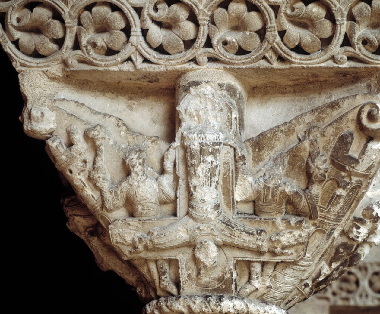 Kapitál představující svatého Petra na jeho kříži (socha od Romanesque