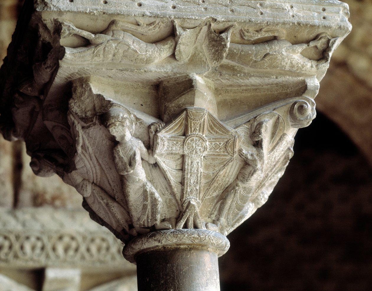 Kapitál představující slavný kříž (socha od Romanesque