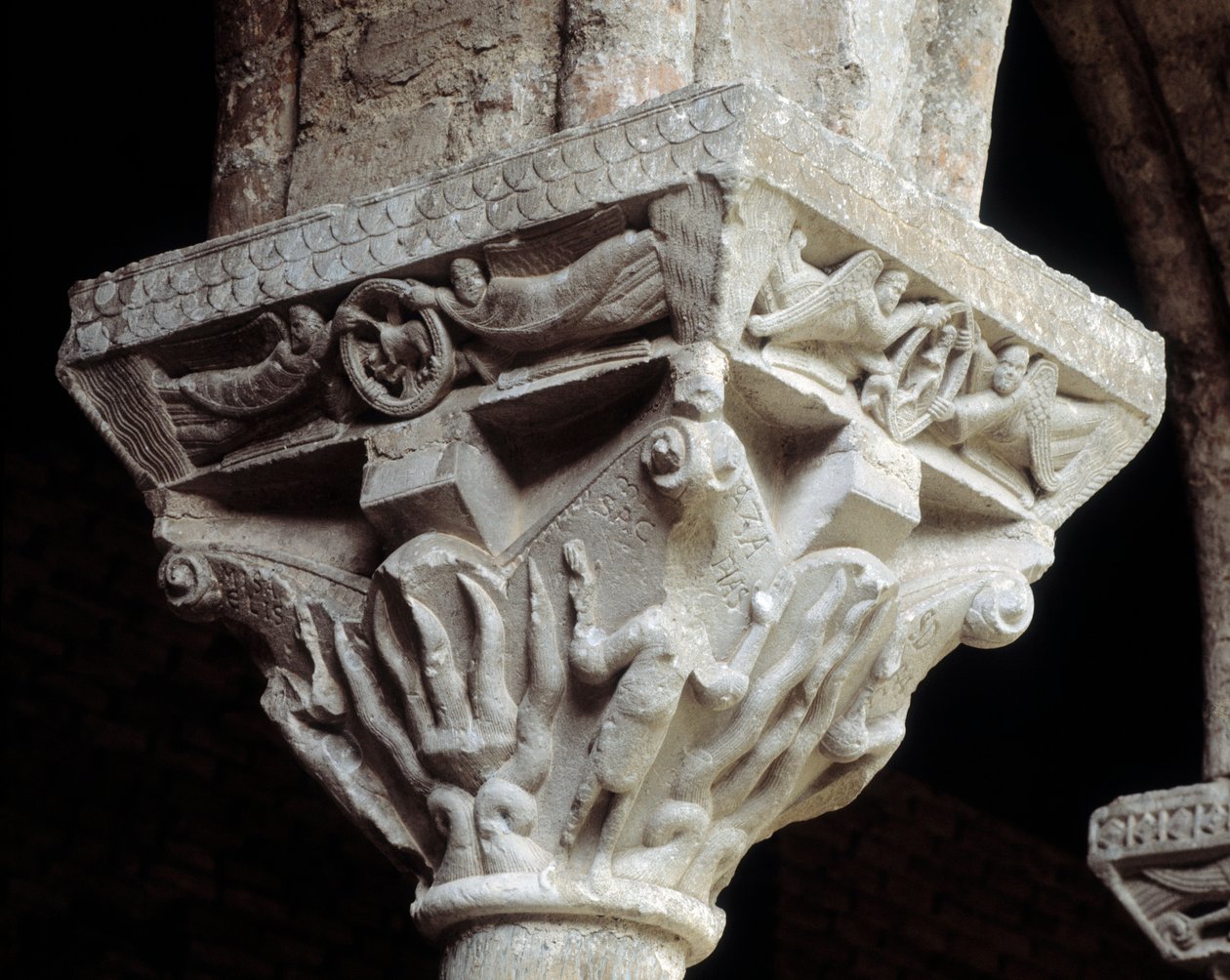 Kapitál představující tři Židy v ohnivé peci (socha od Romanesque
