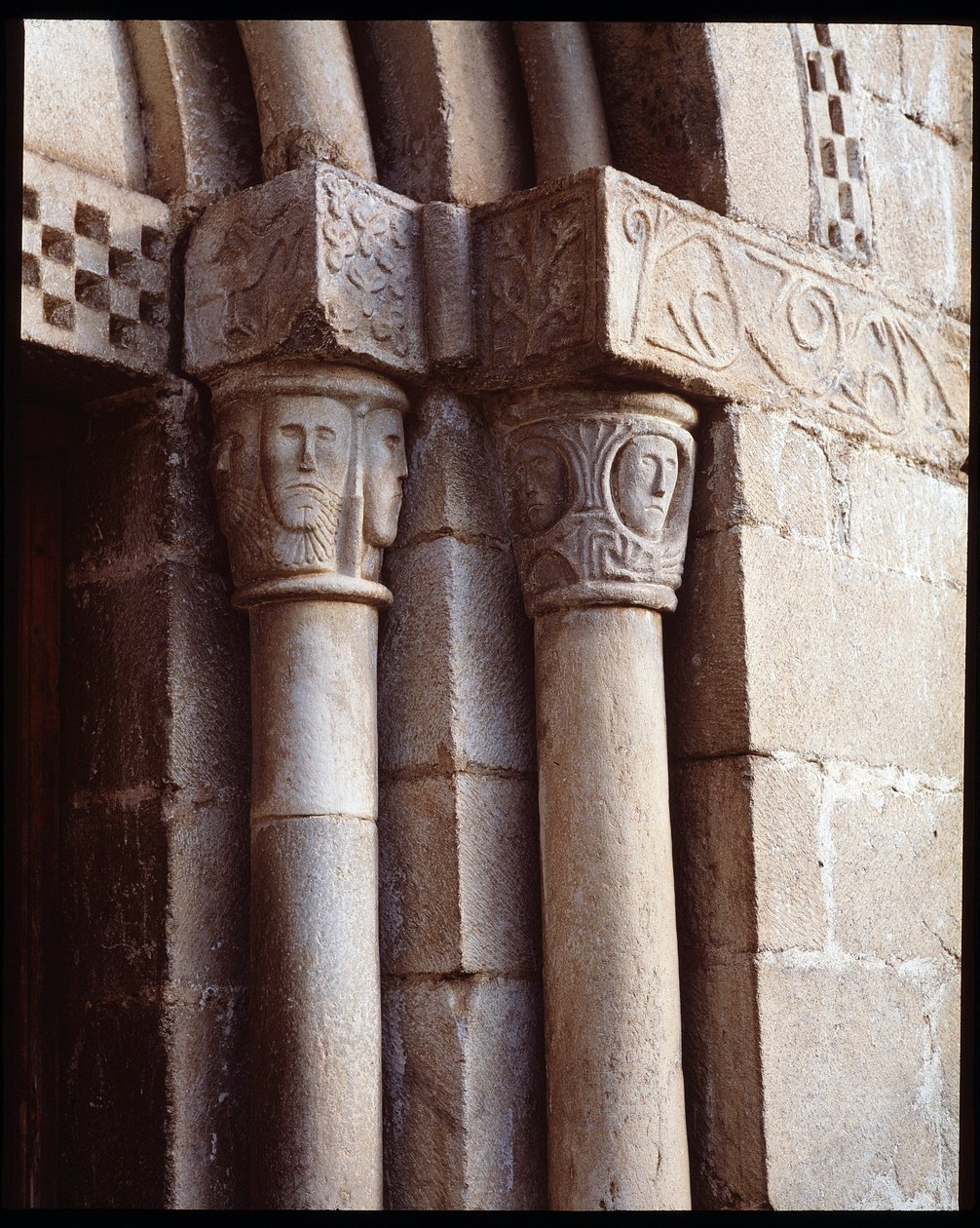 Hlavní města církve od Romanesque