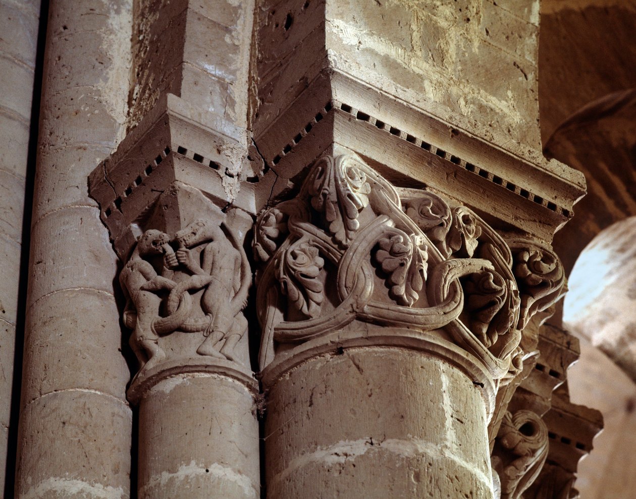 Vyřezávané hlavní město hlavní lodi od Romanesque