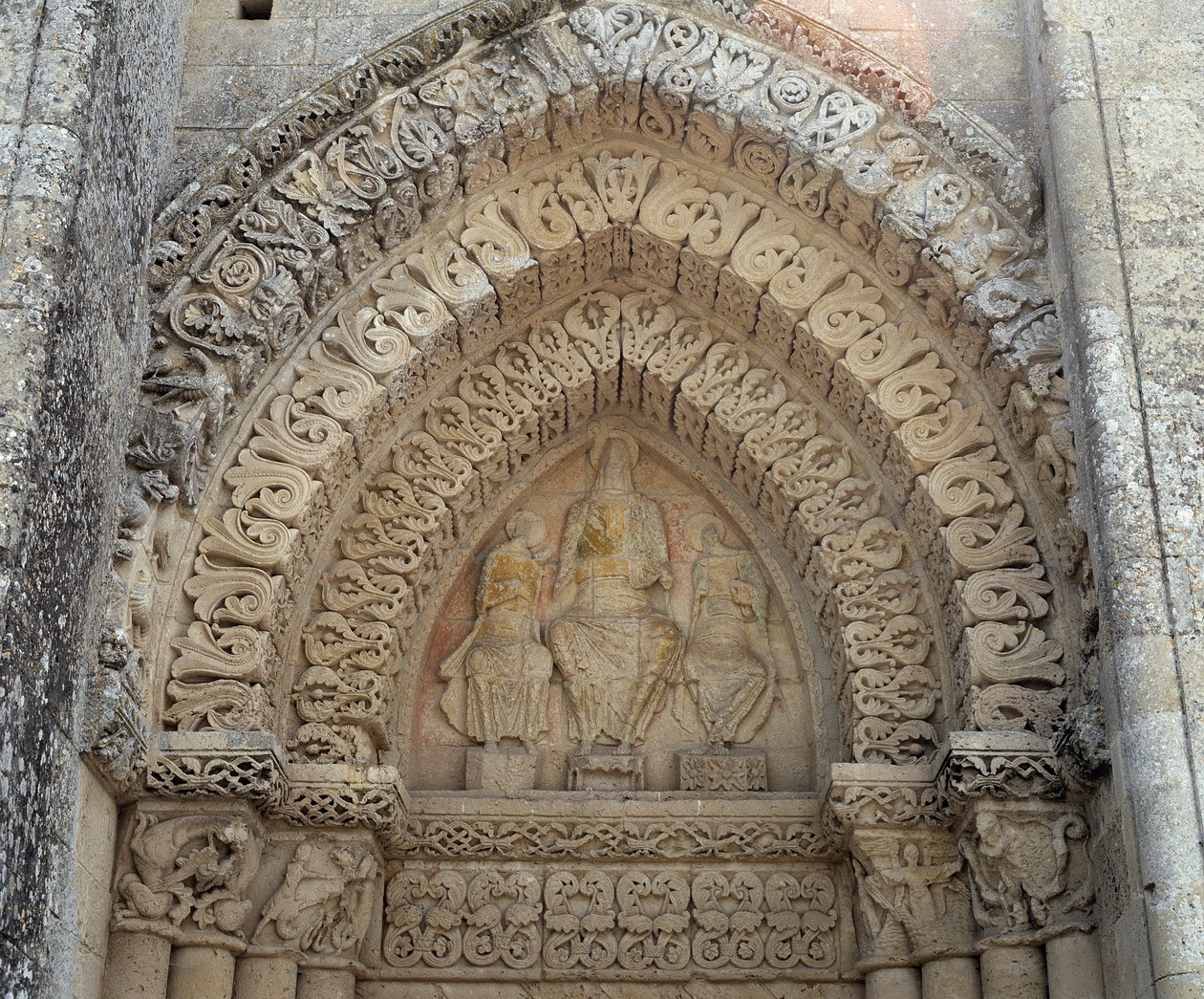 Kristus ve slávě mezi svatým Pavlem a svatým Petrem, falešný portál (socha od Romanesque