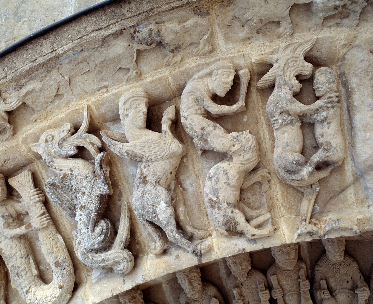 Detail soch jižního portálu od Romanesque