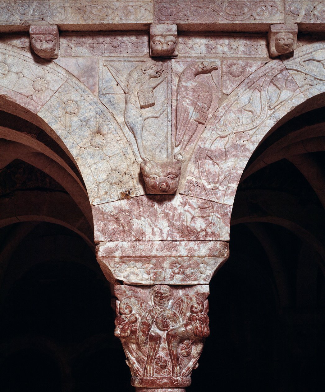 Detail symbolů evangelistů Jana a Marka, vytesaných na tribuně převorství od Romanesque