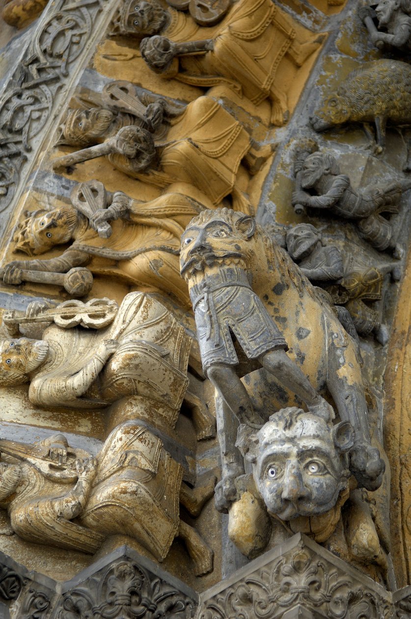 Detail vyřezávané klenby průčelí katedrály Saint Marie, Oloron Sainte Marie (Atlantické Pyreneje) od Romanesque