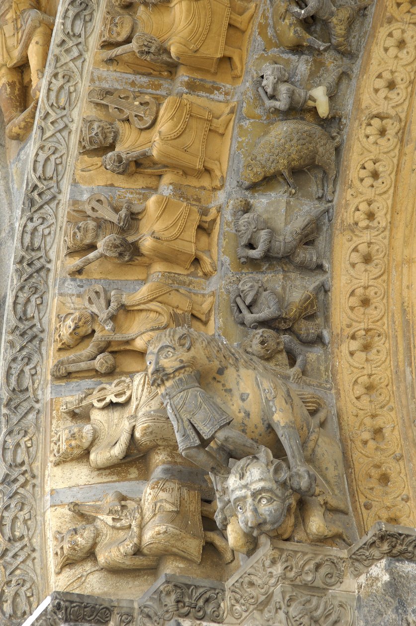 Detail vyřezávané klenby průčelí katedrály Saint Marie, Oloron Sainte Marie (Atlantické Pyreneje) od Romanesque