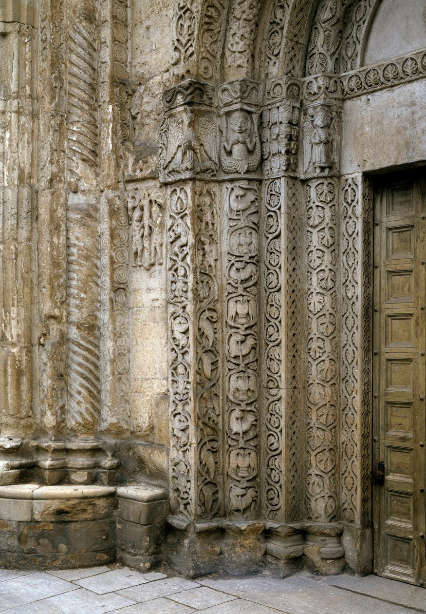 Detail fasády levé strany portálu baziliky, počátek 12. století (fotografie) od Romanesque