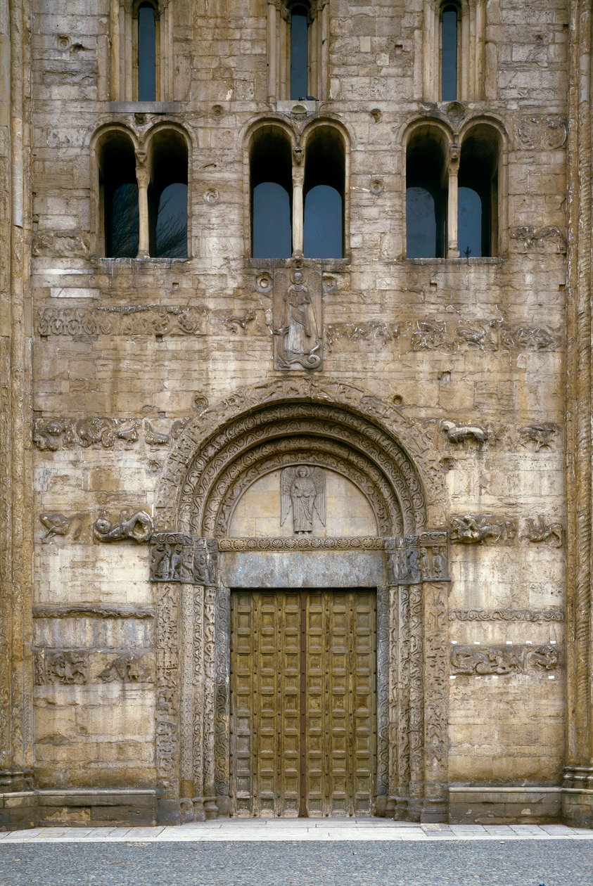 Detail fasády s portálem baziliky od Romanesque