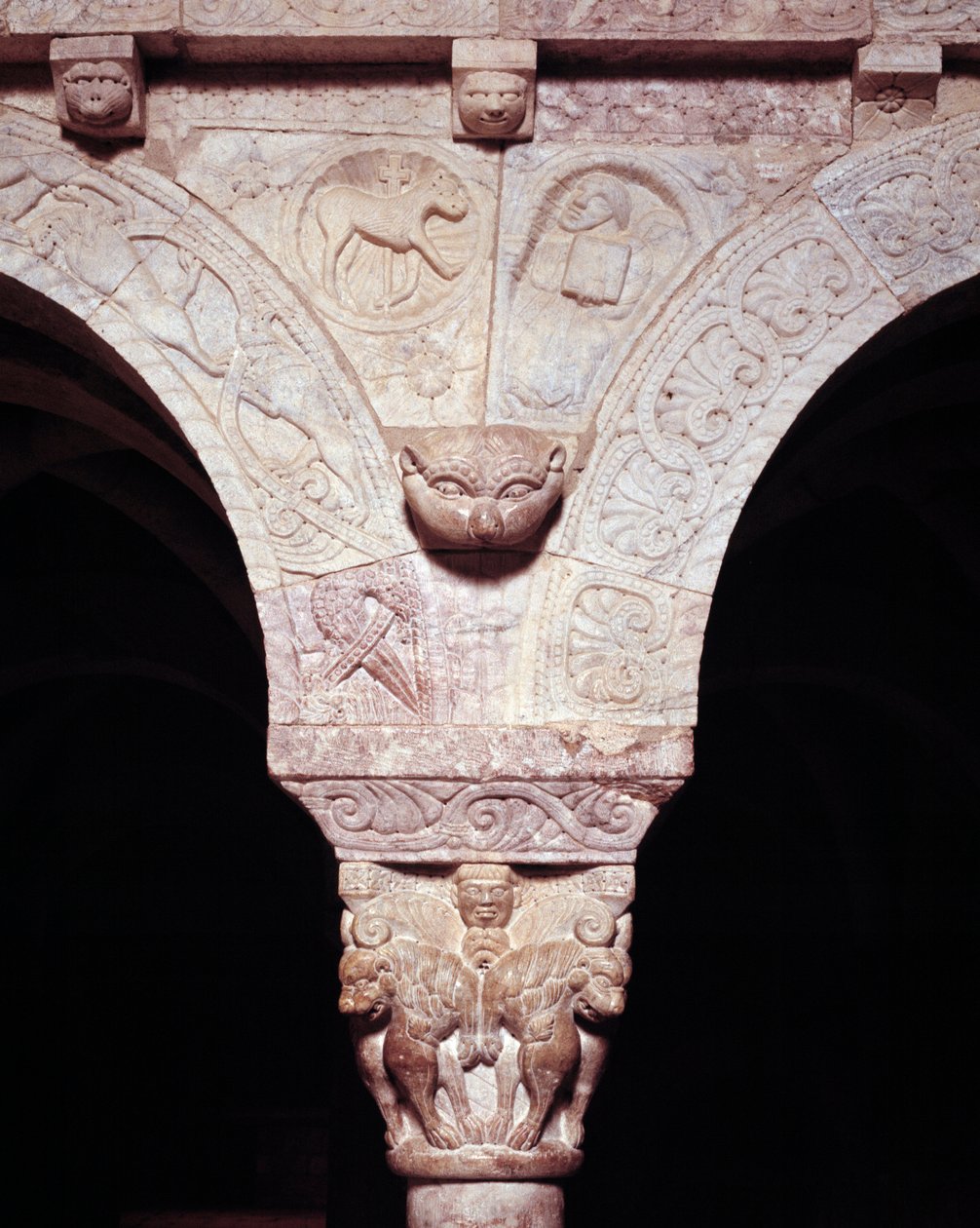 Detail beránka božího a symbol evangelisty Lukáše, vyřezaný na tribuně převorství od Romanesque