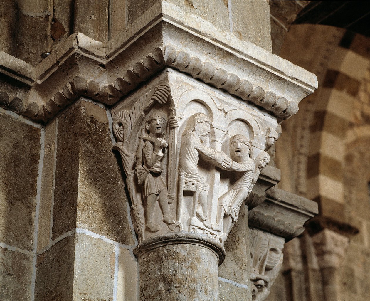Ezau se vrací z lovu a ocitá se před svým otcem Izákem, který žehná Jákobovi (vytesaný kapitál) od Romanesque