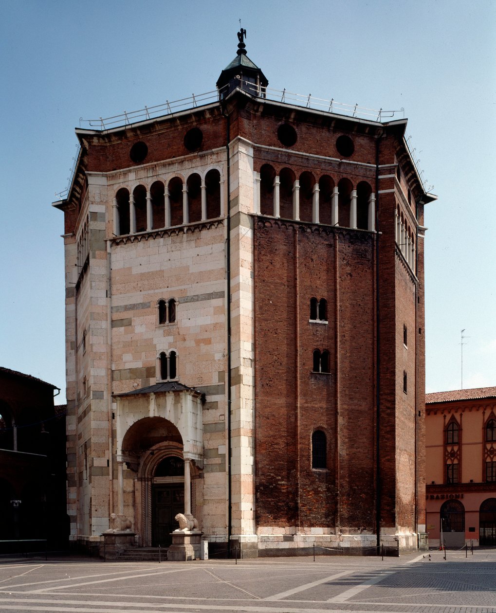 Vnější pohled na baptisterium od Romanesque