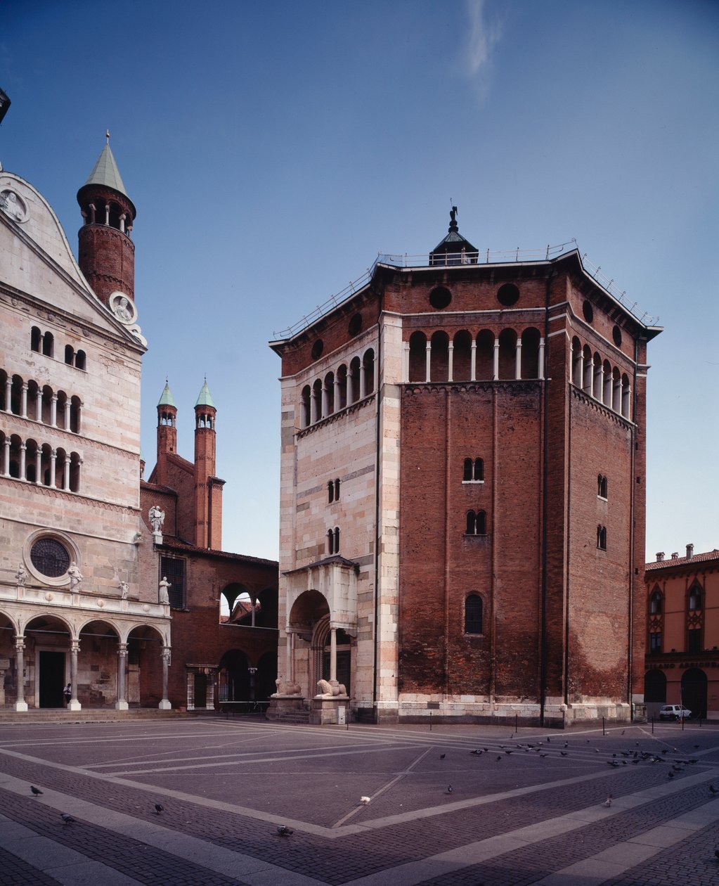 Vnější pohled na baptisterium od Romanesque