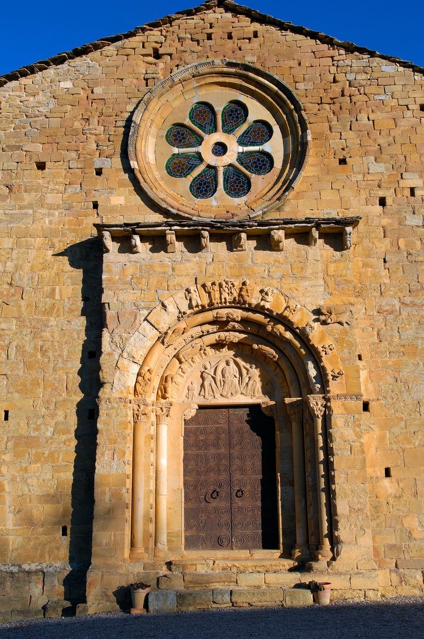 Průčelí kostela Saint Maria de Covet, Isona, Španělsko od Romanesque