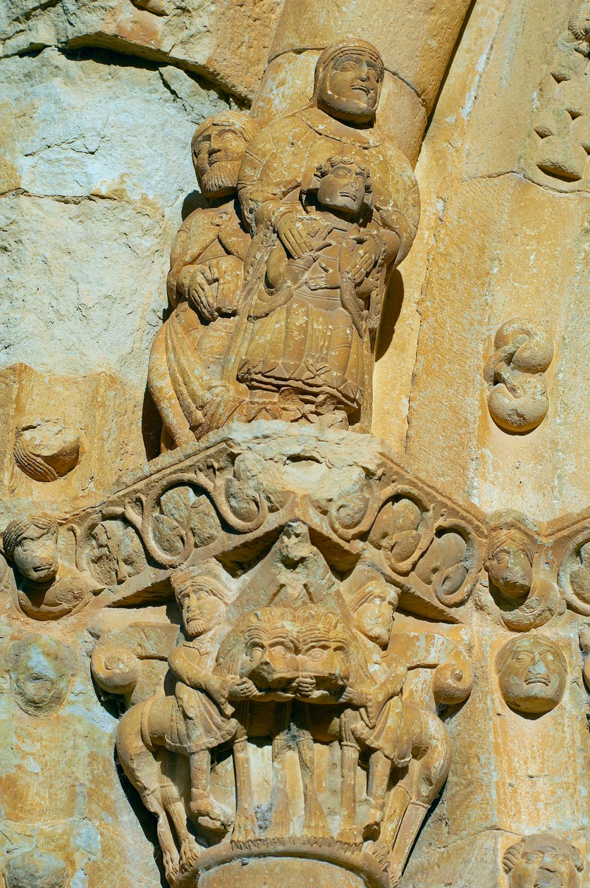 Fasáda kostela Saint Maria de Covet, Isona, Španělsko, detail hlavního města od Romanesque