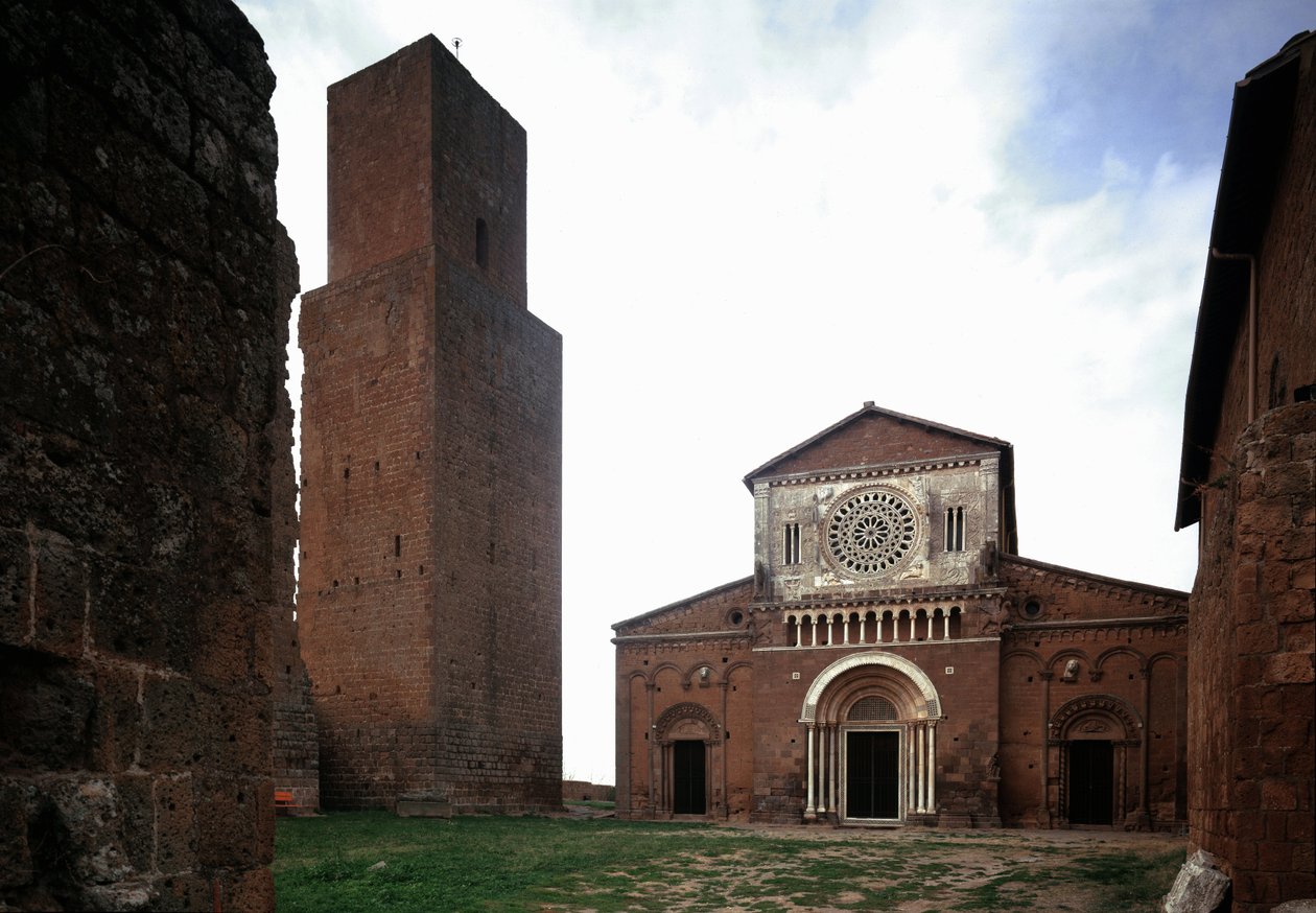 Fasáda a věž kostela svatého Petra (san Pietro), postavený kolem roku 1250 a obnoven v roce 1870, Tuscania, Itálie od Romanesque
