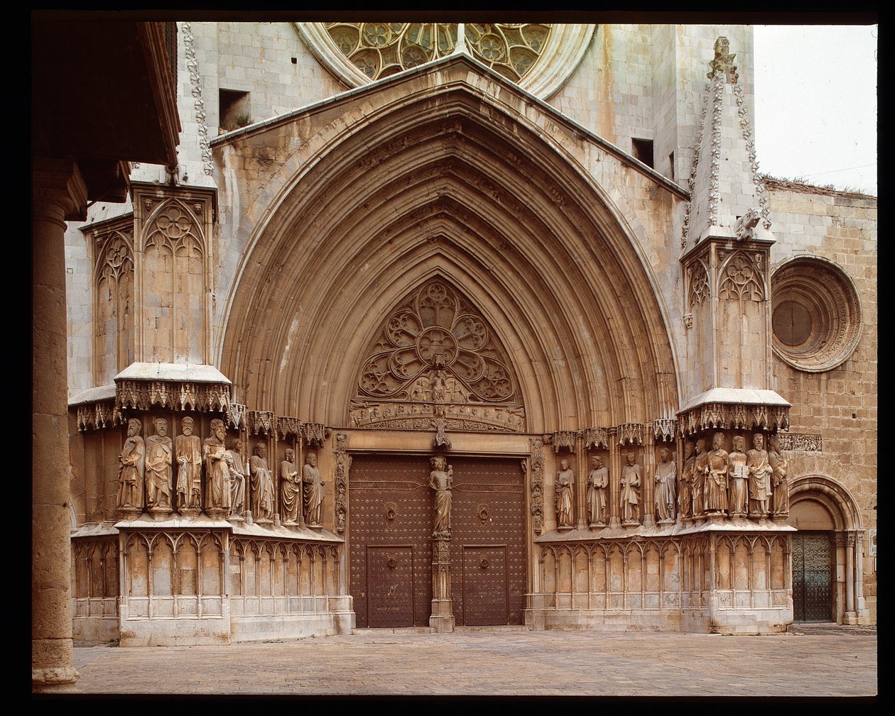 Gotické umění: detail centrálního portálu katedrály sv. Thecle v Tarragoně od Romanesque