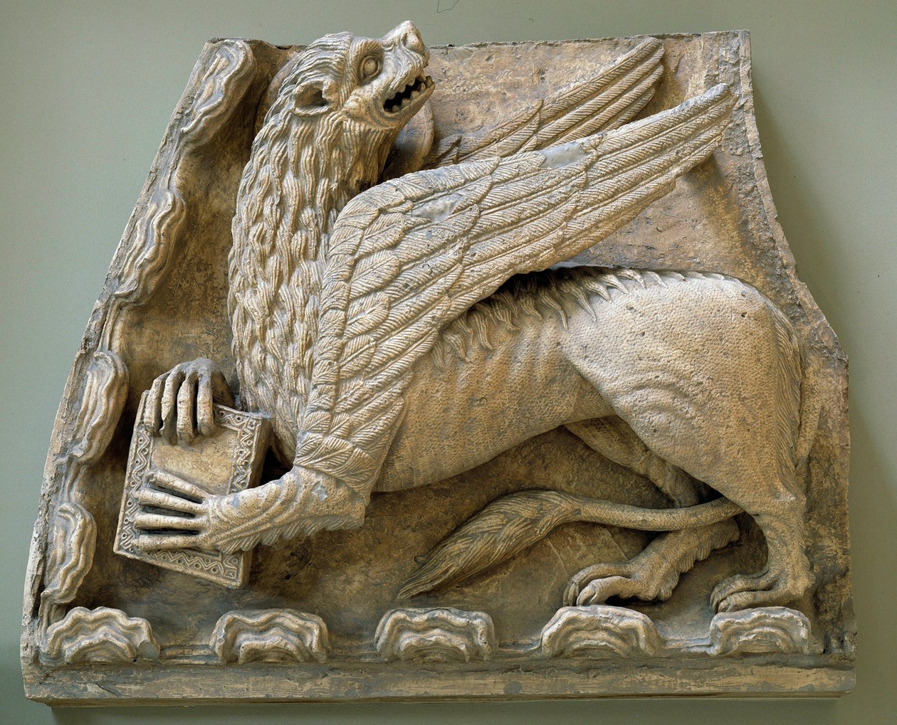 Griffon sochy z originálu portálu kostela Saint Loup de Naud (Seine a Marne) 1170 Paříž, muzeum památek francais od Romanesque