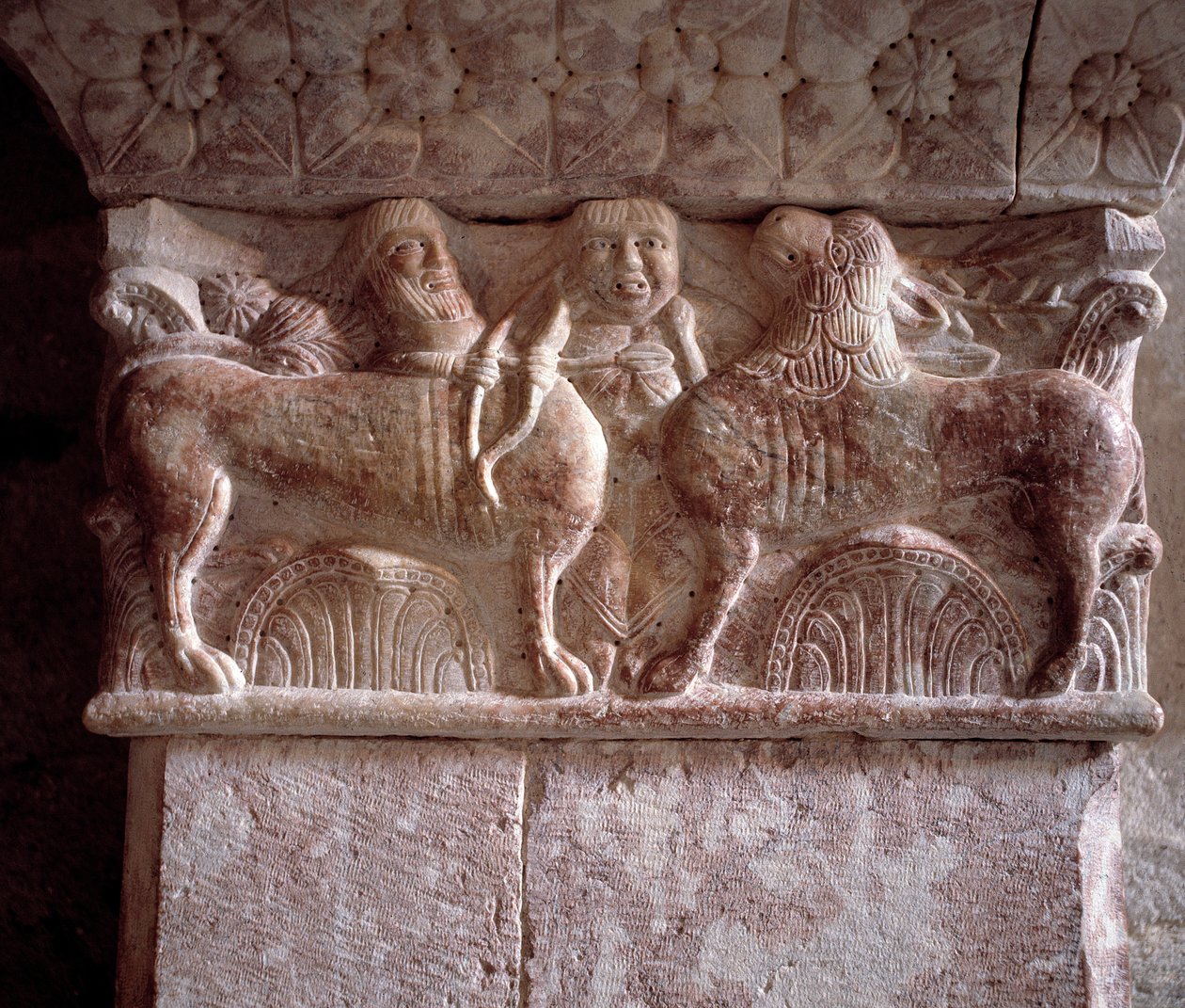 Lovecká scéna, vyřezávaný kapitál na tribuně převorství od Romanesque