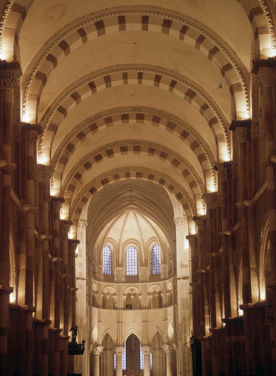 Interiér katedrály Vezelay od Romanesque