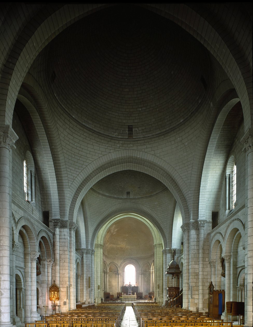 Vnitřní pohled na Cathedrale Saint Pierre (Saint Pierre) od Romanesque