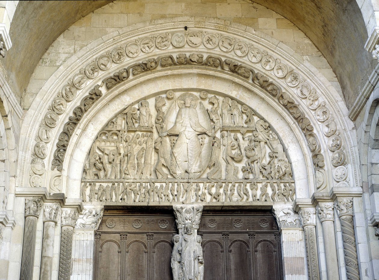 Poslední soud, vytesaný tympanon Cathedrale Saint Lazarus d