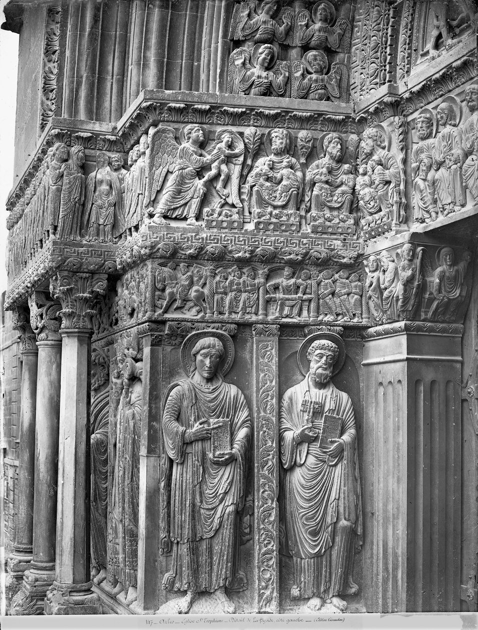 Levá strana kostelního portálu od Romanesque