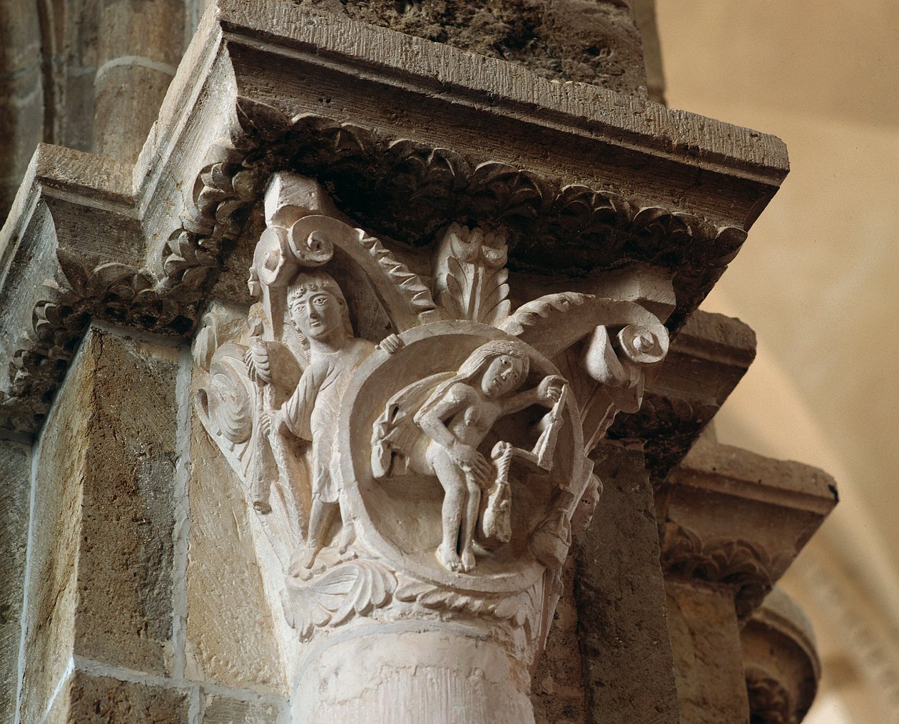 Váhy (vyřezávané hlavní město) od Romanesque