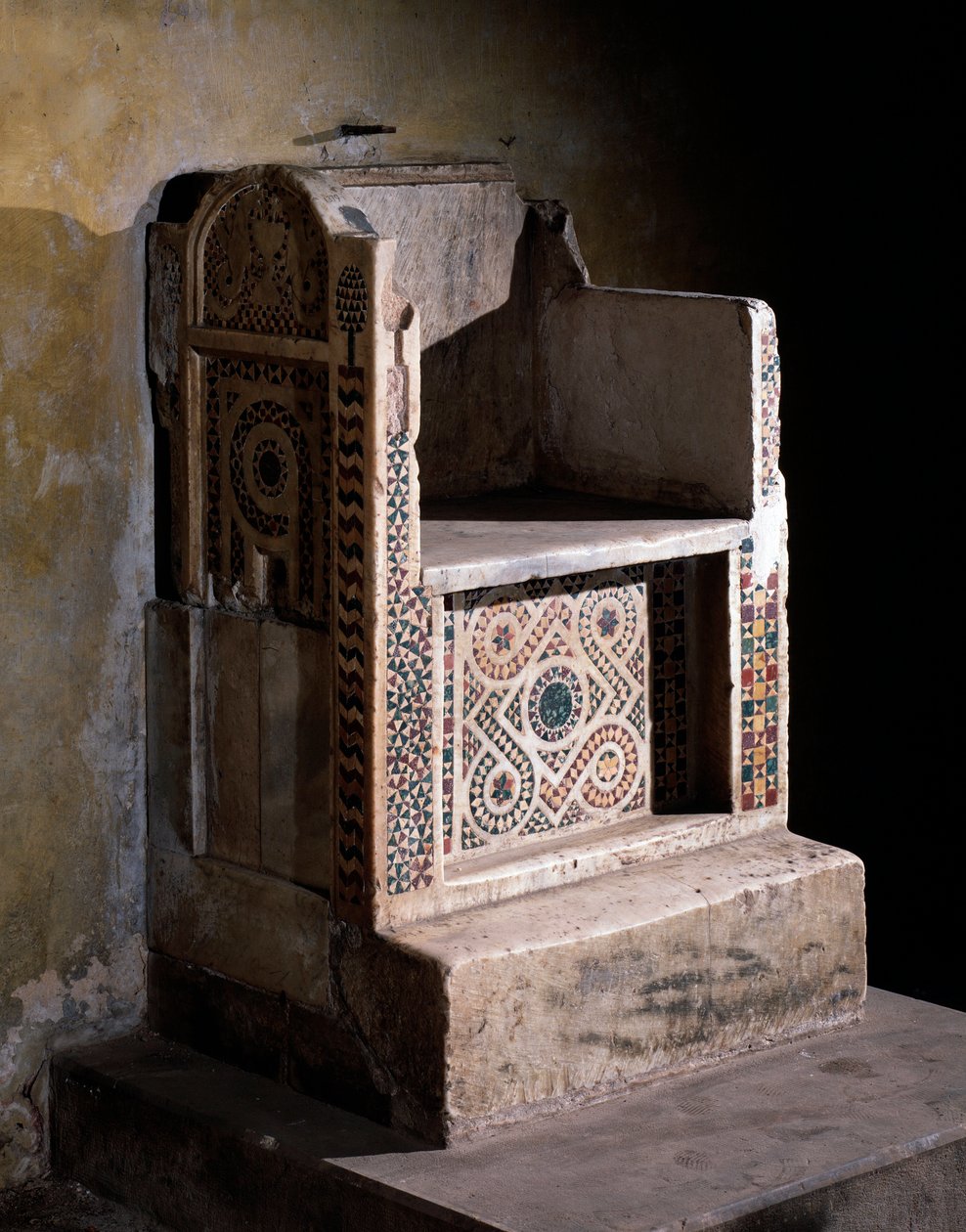 Mramorové a mozaikové křeslo vzdoropapeže Klementa VII., kosmatský styl od Romanesque