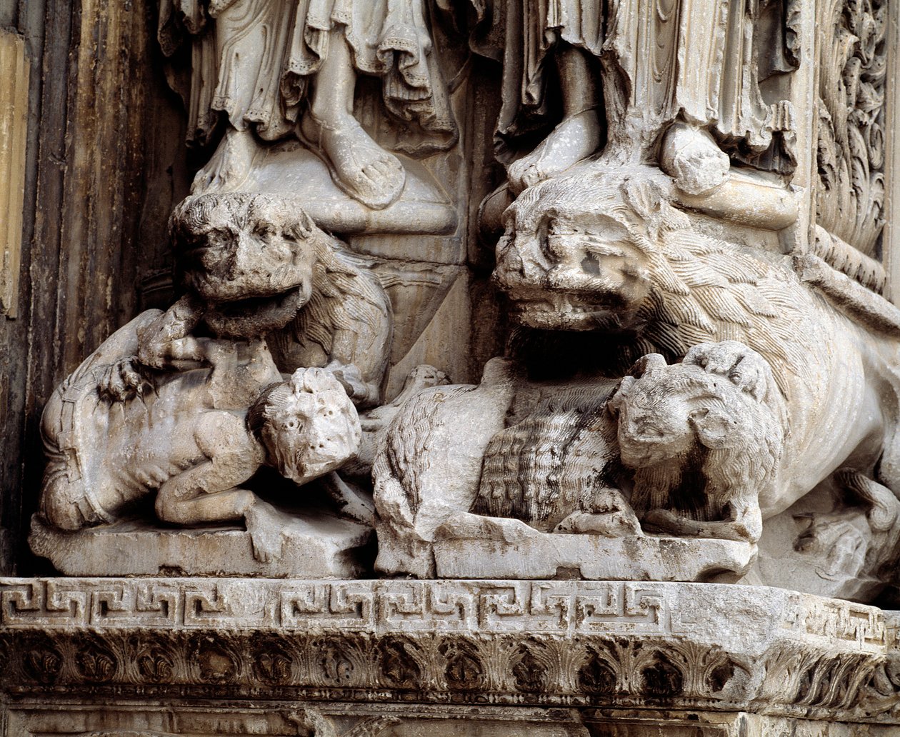 Monstra. Vyřezávaná podpěra sloupu od Romanesque