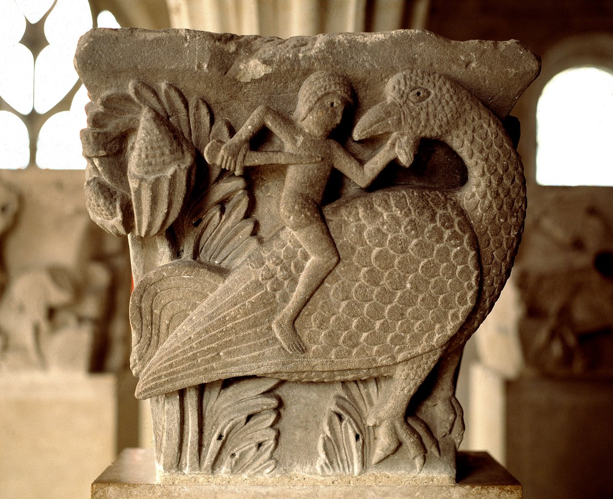 Znázornění boje mezi mužem a ptákem (vyřezávané hlavní město kapituly) od Romanesque